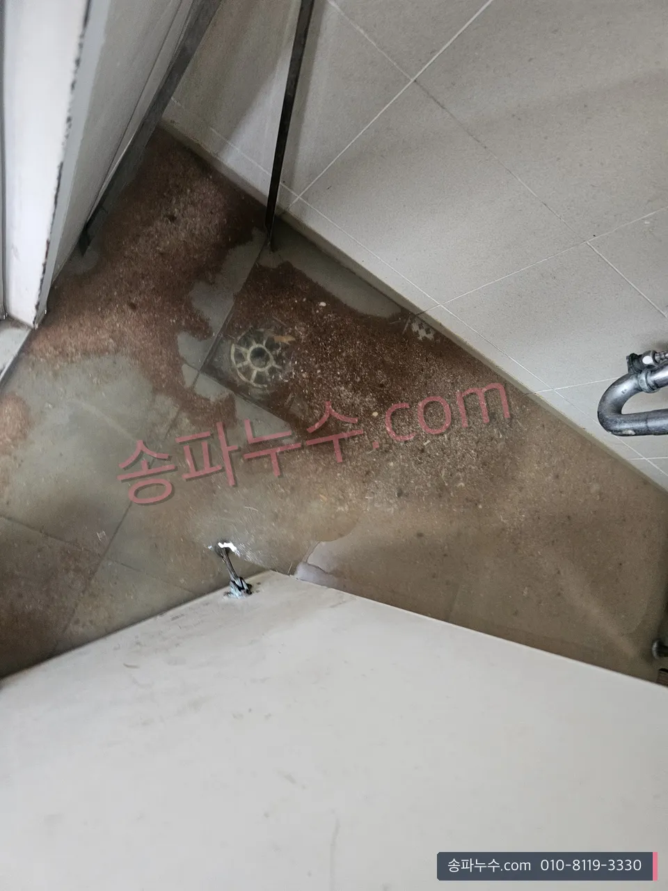 욕실 바닥에 남은 물 자국과 배수구 주변