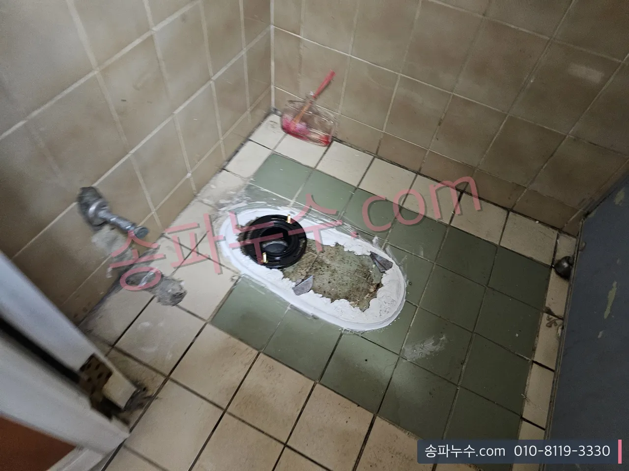 양변기를 탈거해 플랜지·연결부를 확인