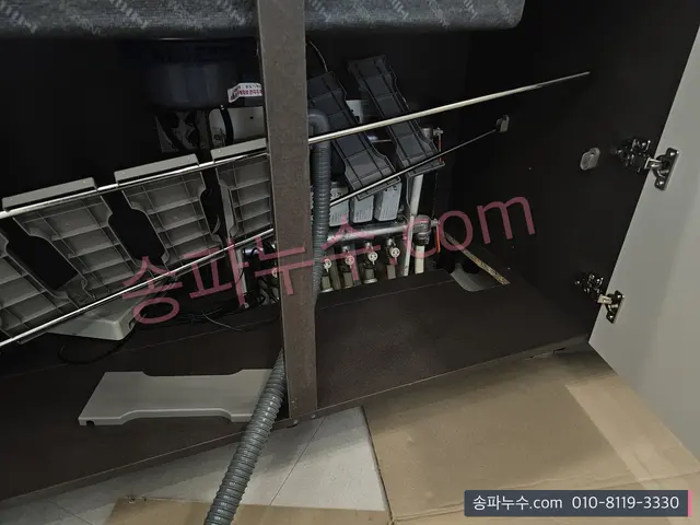하부장 안에 설치된 난방 분배기