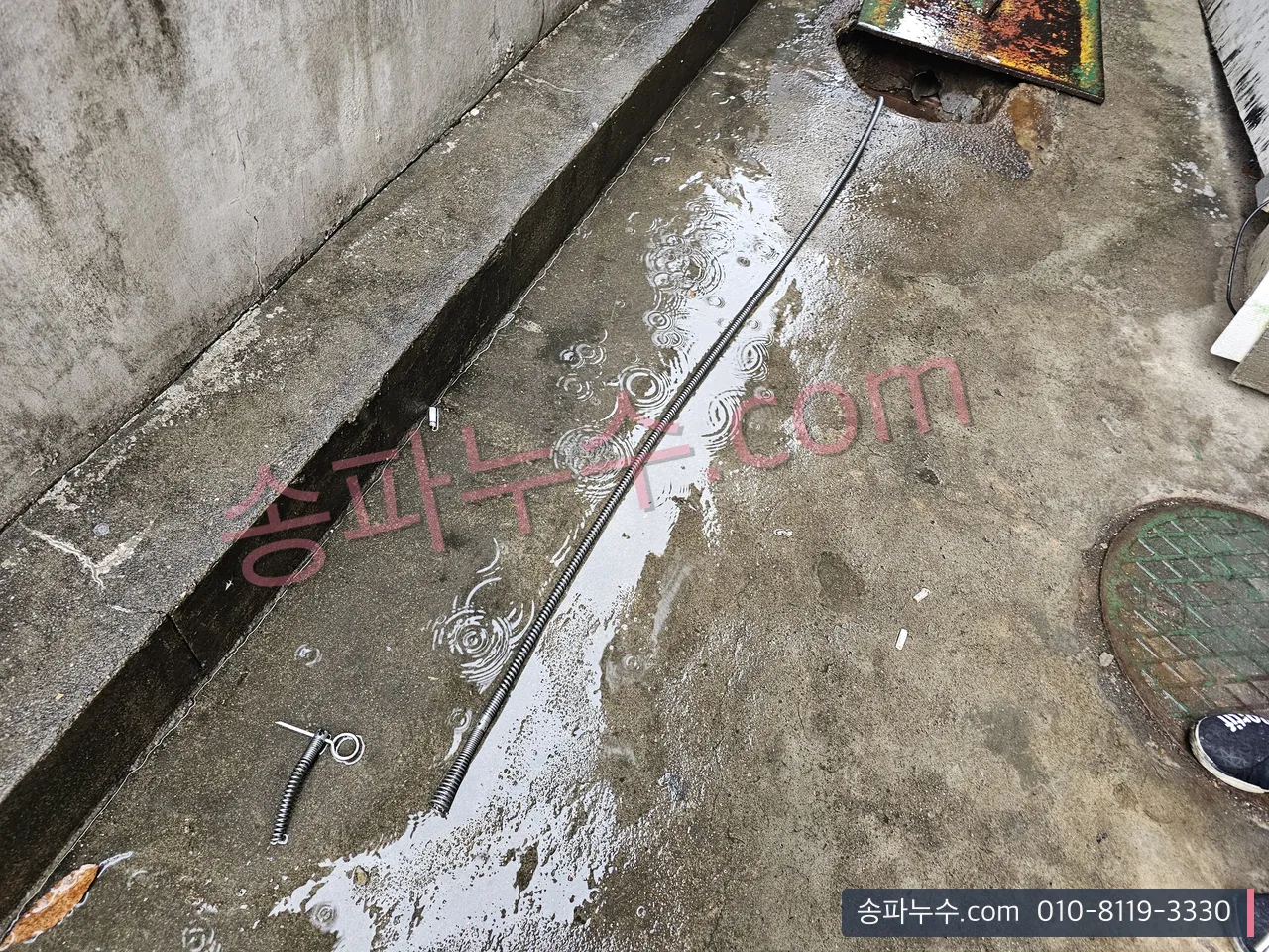 지하 통로 바닥을 따라 흐르는 물